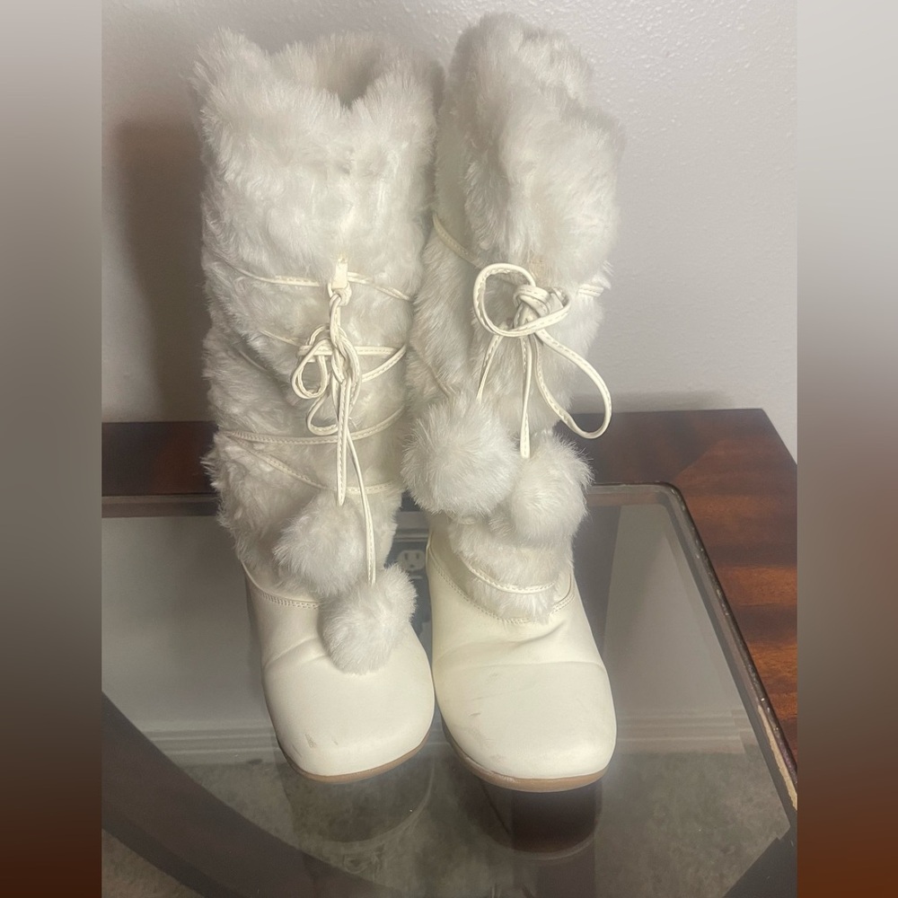 Women's White Faux-Fur Pom-Pom Winter Boots - Picture 3 of 11